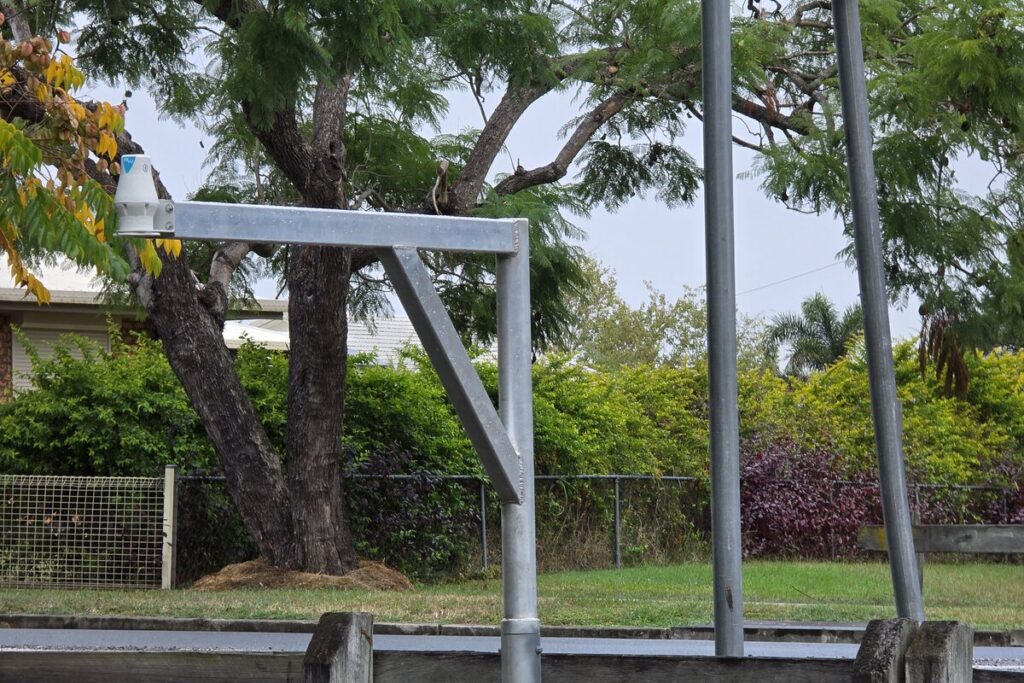 Low-cost flood gauge on a side-mounted aluminium arm at a bridge